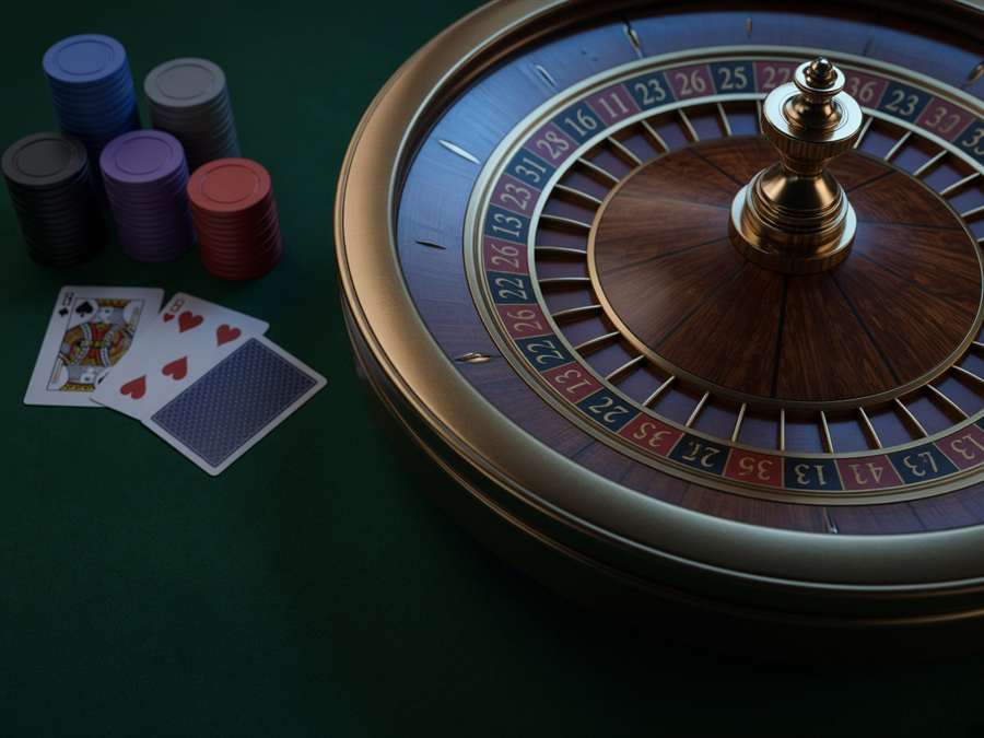 Roulette européenne, jetons et cartes sur un tapis vert.